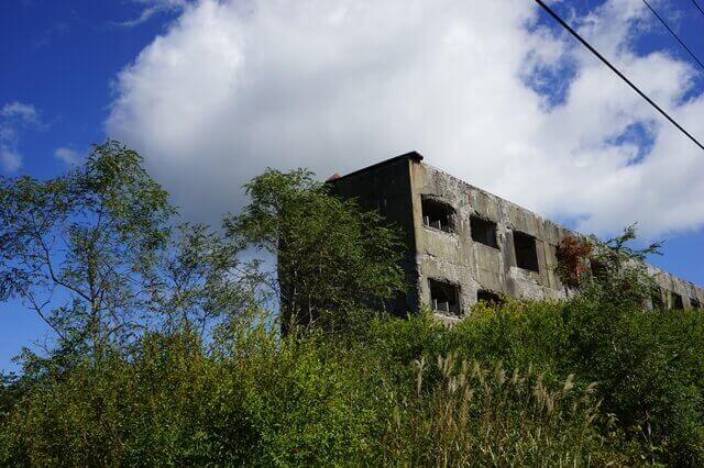 廃墟となった建物。作られた当時の役割と廃墟と化した背景や理由