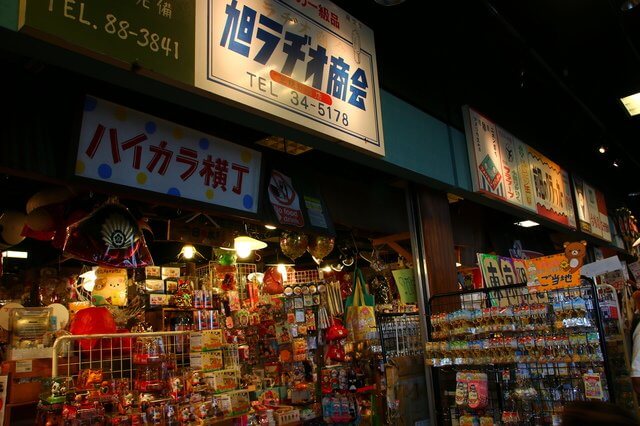昭和レトロな街並み、スポット9選。いま人気の雑貨や家具など